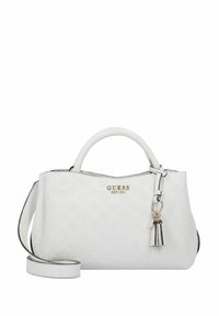 Sac à main blanc avec motif de logo embossé, garnitures en argent, doubles poignées supérieures et bandoulière détachable. Comprend un porte-clés avec pompon.