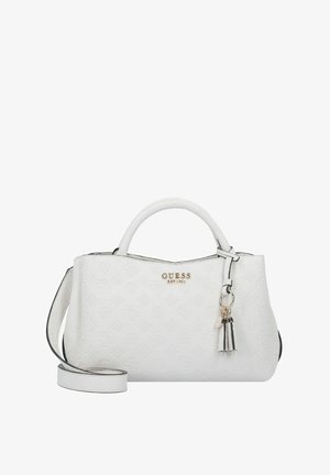 Sac à main blanc avec motif de logo embossé, garnitures en argent, doubles poignées supérieures et bandoulière détachable. Comprend un porte-clés avec pompon.