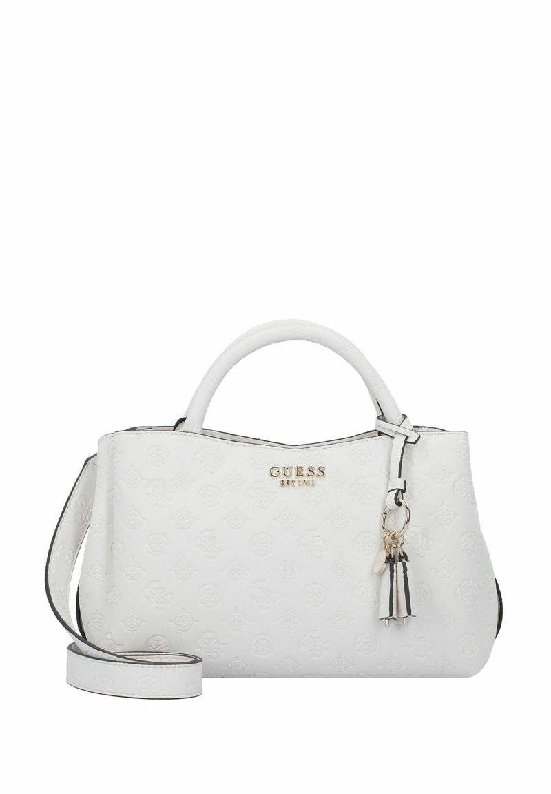 Sac à main blanc avec motif de logo embossé, garnitures en argent, doubles poignées supérieures et bandoulière détachable. Comprend un porte-clés avec pompon.