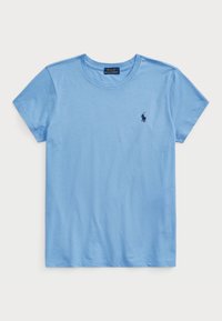 Světle modré bavlněné tričko s kulatým výstřihem, krátkými rukávy a malým vyšitým logem v námořnické modři na levé straně hrudi. Hladká textura.