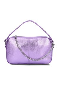 Paarse metallic handtas met een textuur oppervlakte, voorzien van een korte handgreep en een zilveren kettingaccent. Rechthoekige vorm en ritssluiting.