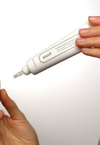 Gel d'éveil des yeux Klairs Fundamental dans un tube blanc avec un texte noir, doté d'un embout pointu ; un gel clair est en train d'être dispensé depuis le embout.