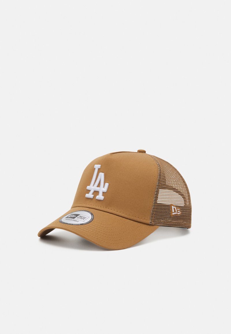 Casquette brune avec un visière courbée, logo "LA" blanc à l'avant, côtés en mesh pour la ventilation, et une fermeture snapback ajustable.