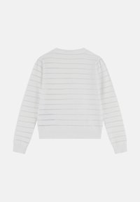 Weißer Strickpullover mit hellgrauen horizontalen Streifen, Rundhalsausschnitt, langen Ärmeln sowie gerippten Bündchen und Saum.