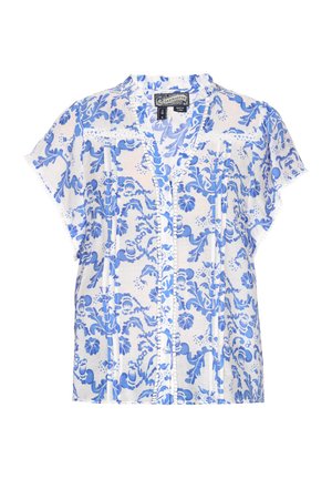 Blusa de manga corta en tejido ligero, con un patrón floral azul sobre un fondo blanco, con botones en la parte delantera y un delicado borde de encaje.
