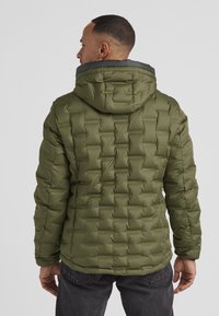 Olivgrüne gepolsterte Jacke mit Kapuze, die ein gestepptes Design, graue Innenfutter und eine lockere Passform aufweist. Die Rückansicht zeigt eine detaillierte Nahtführung.
