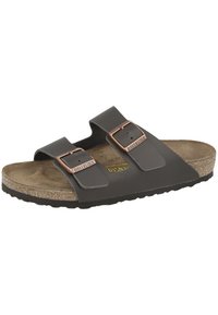 Sandali Birkenstock neri con due fasce regolabili e fibbie color rame, dotati di una soletta in sughero e una suola in gomma testurizzata.