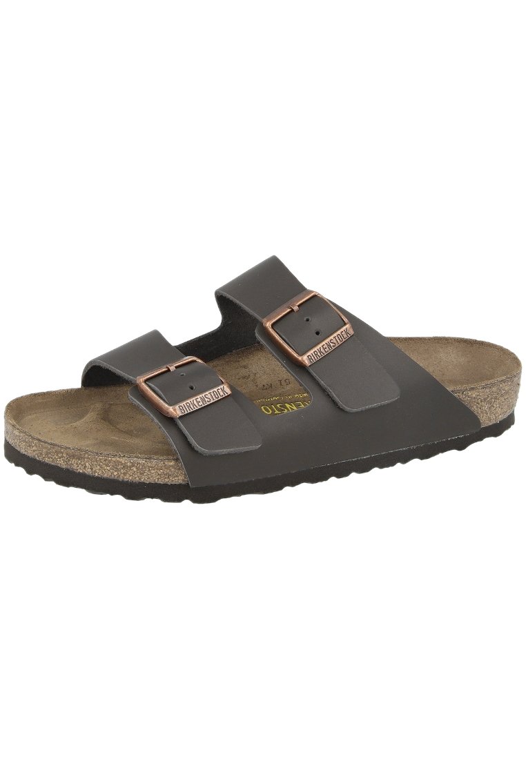 Sandali Birkenstock neri con due fasce regolabili e fibbie color rame, dotati di una soletta in sughero e una suola in gomma testurizzata.