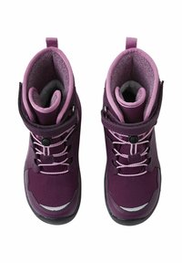 Fioletowe dziecięce zimowe buty z teksturowanym wykończeniem, wyściełanym kołnierzem, regulowanym paskiem oraz kontrastującymi sznurowadłami i akcentami.