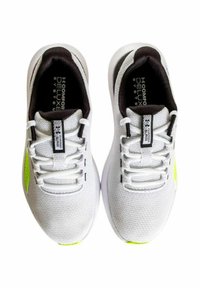 Zapatillas deportivas blancas con parte superior de malla, que presentan detalles negros y un talón verde brillante. Diseño con cordones y plantillas acolchadas.
