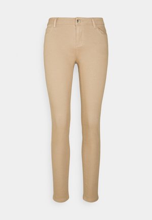Klädné béžové kalhoty slim fit s předními kapsami, poutky na opasek a zapínáním na knoflík, vystavené na čistém bílém pozadí.