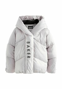 Hellgraue Steppjacke mit Chevron-Steppung, übergroßer Kapuze und einem schwarzen Logo mit der Aufschrift "BAKER" auf der Vorderseite. Glattes, glänzendes Material.