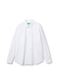 Camicia bianca in cotone con maniche lunghe, due tasche sul petto e colletto classico. Presenta una vestibilità ampia e maniche con polsini.