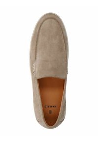 Beige suede instapschoen met een ronde neus, contrasterende bruine binnenkant en subtiele stiksels langs het bovenwerk. Maat 42.