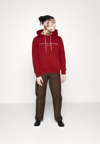 Tommy Hilfiger LOGO HOODY - Felpa con cappuccio - arizona red