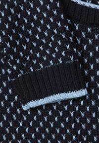 Tissu en maille bleu foncé avec petits motifs chevrons bleu clair et bord-côtes avec un bord bleu clair.