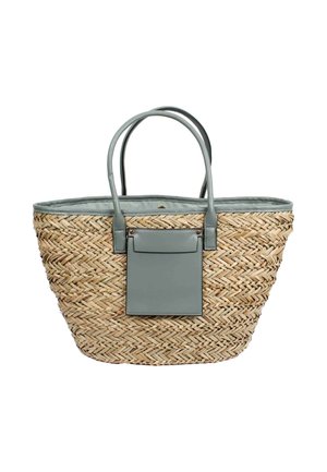 Gestreifte Strohtasche mit geschwungener Form, weichen grünen Lederakzenten, doppelten Griffen und einer Fronttasche. Die Oberseite ist mit grauem Stoff ausgekleidet.