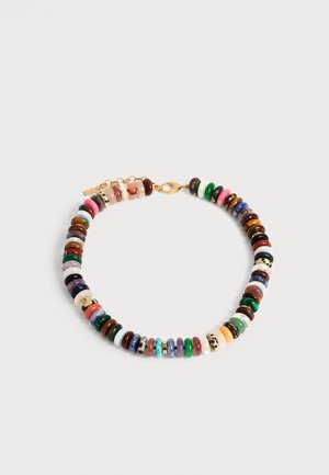 Κολιέ choker με πολύχρωμες στρογγυλές χάντρες σε χρυσή αλυσίδα με χρυσό κούμπωμα σε λευκό φόντο.