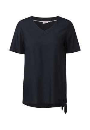 T-paita, jossa on V-pääntie ja lyhyet hihat tummansinisestä kankaasta, sivuvedolla ja hieman kaarevalla helmalla rentoa istuvuutta varten.