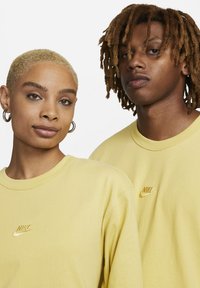 Nike Sportswear SPORTSWEAR PREMIUM ESSENTIALS - Top s dlhým rukávom - saturn gold