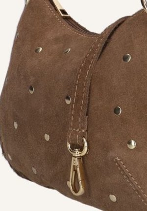 Bruine suède handtas met kleine metalen studs en goudkleurige sluiting op het voorste riempje.