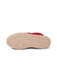 Zapatilla roja con una suela de goma texturizada y un dibujo en la suela. La suela es beige, lo que contrasta con el material brillante de la parte superior.