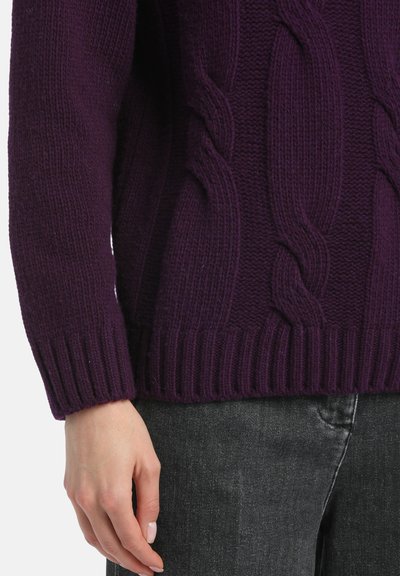 Pulover tricotat cu fir gros într-o nuanță violet închis; are manșete și tiv cu nervuri. Materialul pare texturat, sporind căldura și confortul.