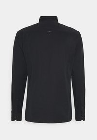 Camicia nera a maniche lunghe realizzata in tessuto liscio, con colletto standard, polsini con bottoni e un piccolo logo sul retro.