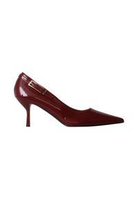 Chaussure à talon kitten en cuir verni rouge foncé avec bout pointu, bride fine ajustable et petite boucle sur fond blanc.