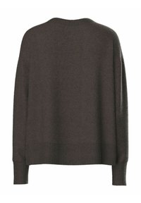 Ciemnobrązowy sweter robiony na drutach o luźnym kroju, z prążkowanym dekoltem i mankietami. Tył ma gładką teksturę bez dodatkowych detali.