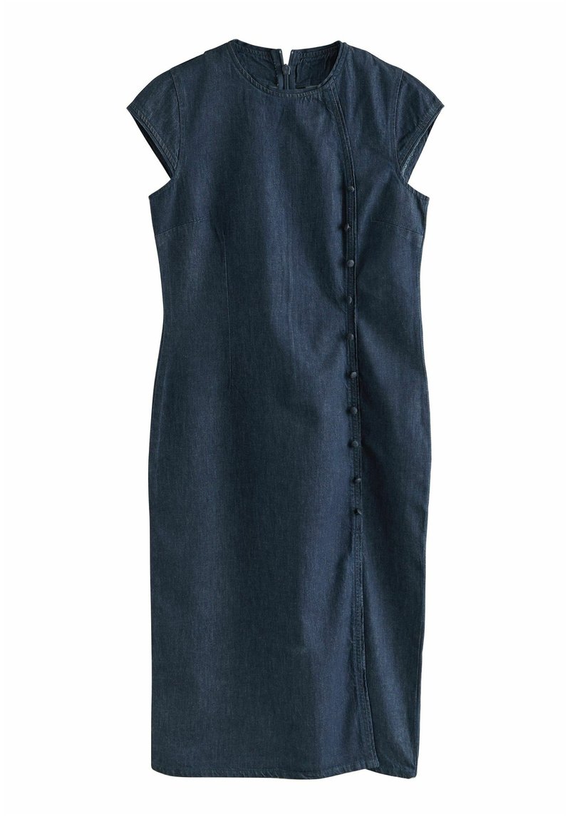 Robe en jean bleu foncé longueur genou avec manches courtes et une rangée de boutons recouverts de tissu sur le côté droit devant.