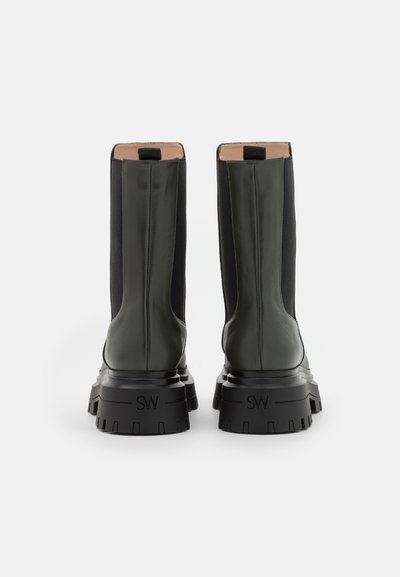 Stuart Weitzman BEDFORD BOOTIE - Enkellaarsjes met plateauzool - cargo green