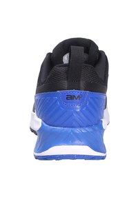 Svart träningsskor med en blå formad häl, texturerad överdel och vit mellansula. Har en dragflik och varumärke på hälen.