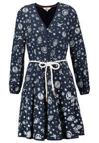Dunkelblaues Kleid mit langen Ärmeln, das mit einem weißen und goldenen himmlischen Druck versehen ist, vorne mit Knöpfen und einer taillierten Taille, die mit einem Seilgürtel gebunden ist.