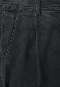 Tela de pana de color gris oscuro, con textura de estrías verticales, bolsillos laterales y una cintura hecha del mismo material.