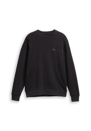 Juodas džemperis su iškilnia tekstūra, apvaliu kaklu, ilgomis rankovėmis ir maža logotipo etikete priekyje. Turi laisvą siluetą ir elastingas rankogalius.