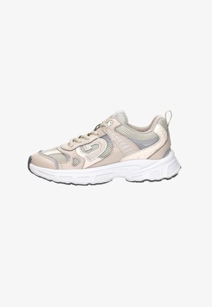 Beige en grijze sportschoen met witte gestructureerde zool, meshpanelen en vetersluiting, getoond vanaf de buitenkant.