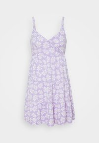 Liliowa sukienka na ramiączkach z białym nadrukiem stokrotek, z dekoltem w kształcie litery V i warstwowym krojem z falbaną u dołu. Wykonana z lekkiego materia�łu.