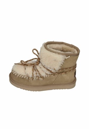 Beiger Wildleder-Stiefelette mit cremefarbener Lammfellfütterung, Schnürsenkeln in geflochtenem Beige-Weiß-Design und einer strukturierten Gummisohle.