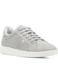 Graue Wildleder-Sneaker mit perforierten Seiten, metallic-silbernen Akzenten und weißen Gummisohlen. Ausgestattet mit flachen Schnürsenkeln und einem runden Zehenbereich.