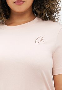 Calvin Klein Jeans Plus EMBROIDERED REGULAR TEE - Βασικό μπλουζάκι - peach whip