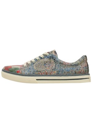 Sneaker mit einem bunten, strukturierten Obermaterial, das ein Mosaikmuster in Blau, Rot und Grün aufweist; Gummisohle mit weißem Besatz.