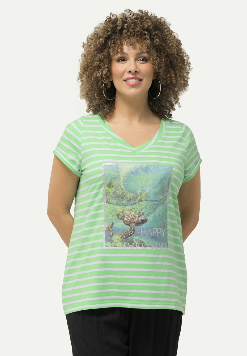 Camiseta de rayas verdes y blancas con cuello en V, que presenta un gráfico de una tortuga y el texto "FELIZ TIEMPO DE VERANO". Mangas cortas.