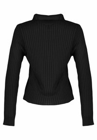 Černý pletený svetřík s těsným střihem, dlouhými rukávy a vysokým límcem. Textura je hladká a obsahuje vertikální pruhy.
