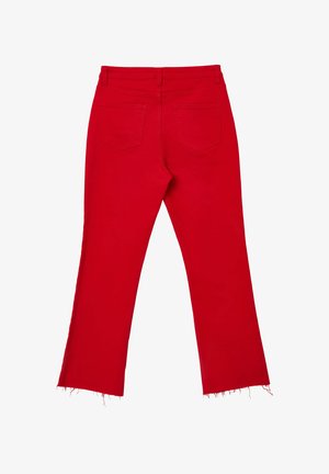 Rote, hoch taillierte Jeans mit ausgestelltem Bein aus Denim, mit zwei Gesäßtaschen, ausgefranstem Saum und glatter Textur.