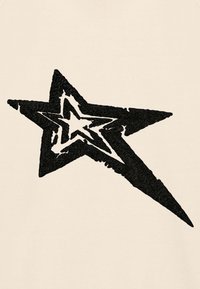 Grafica di una stella nera con angoli acuti su uno sfondo di camicia beige. La stella presenta un design stratificato con una forma di stella interna.