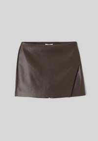 Mini-jupe en simili cuir marron avec une texture lisse, présentant un design portefeuille et un ourlet légèrement incliné. Intérieur doublé avec une étiquette discrète.