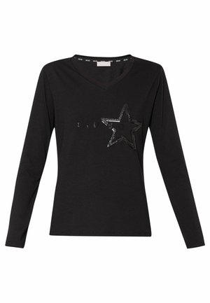 T-shirt nero a maniche lunghe con scollo a V, caratterizzato da un design di stelle argentate lucide e testo stampato in argento abbinato. Materiale morbido e elasticizzato.