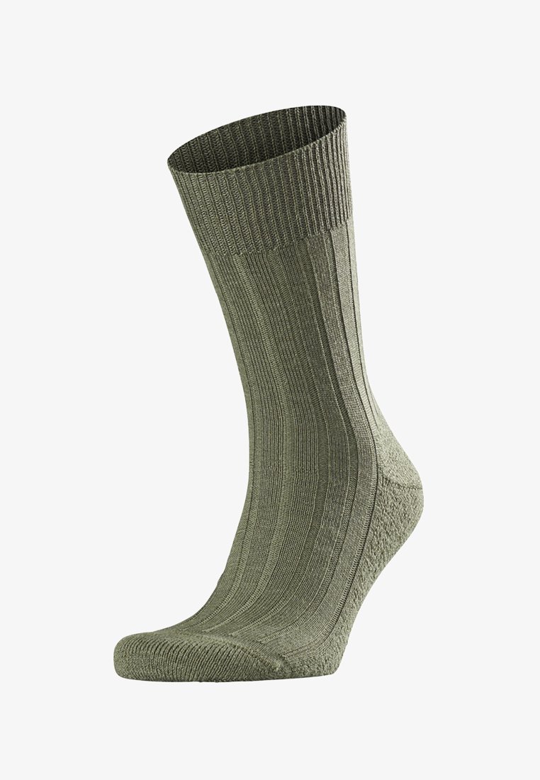 Olivgrüne Socke mit geripptem Muster, Knöchelhöhe, verstärktem Fersen- und Zehenbereich, weichem Material und glattem Finish.