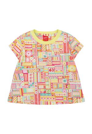 Korte mouw, multicolor katoenen T-shirt met een levendig patchworkpatroon in roze, geel en groen met een lichtgele halslijn.